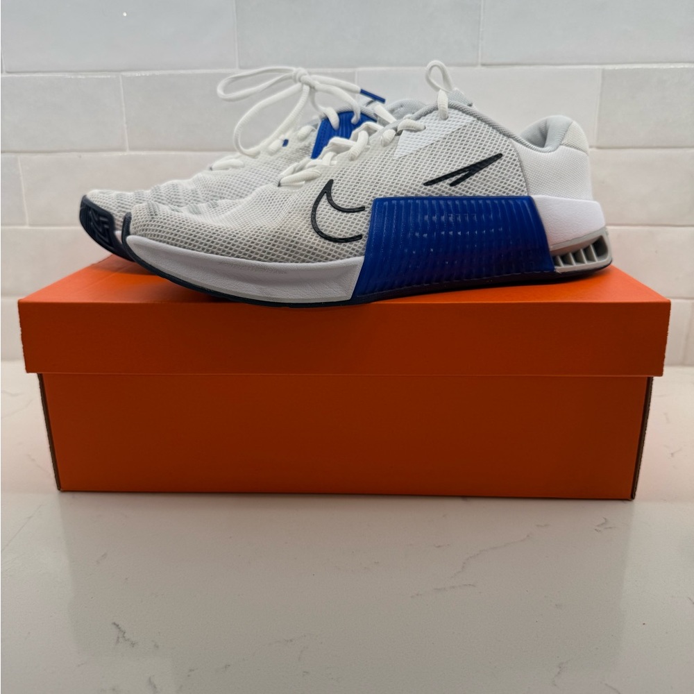 Nike Men's White and Blue Metcon 9